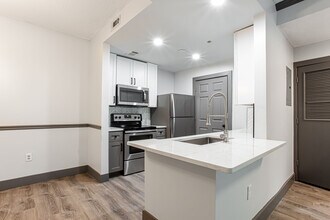 1074 Peachtree Walk NE, Unit B115 in Atlanta, GA - Foto de edificio - Building Photo