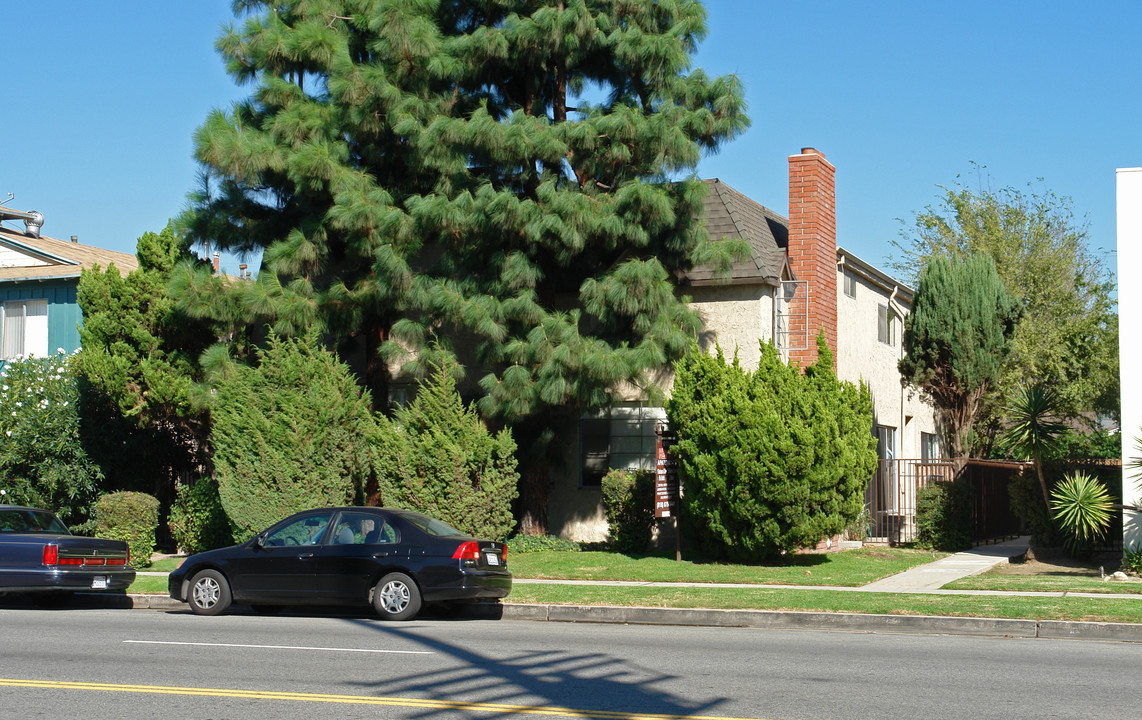 6134 Coldwater Canyon Ave in North Hollywood, CA - Foto de edificio