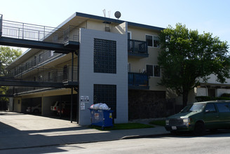 313 Poplar Ave in Redwood City, CA - Foto de edificio - Building Photo