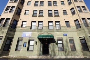 556 W Arlington Pl, Unit J04W in Chicago, IL - Building Photo