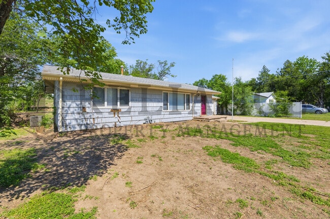 4853 S Madison Ave in Wichita, KS - Building Photo - Building Photo