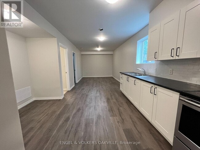 30 Porritt St in Barrie, ON - Building Photo - Building Photo