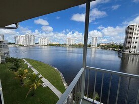 2999 Point E Dr in Aventura, FL - Building Photo
