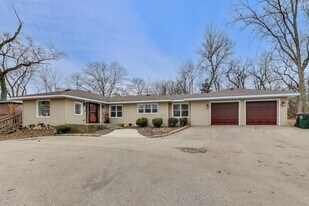 1127 Timber Trails Rd in Downers Grove, IL - Building Photo