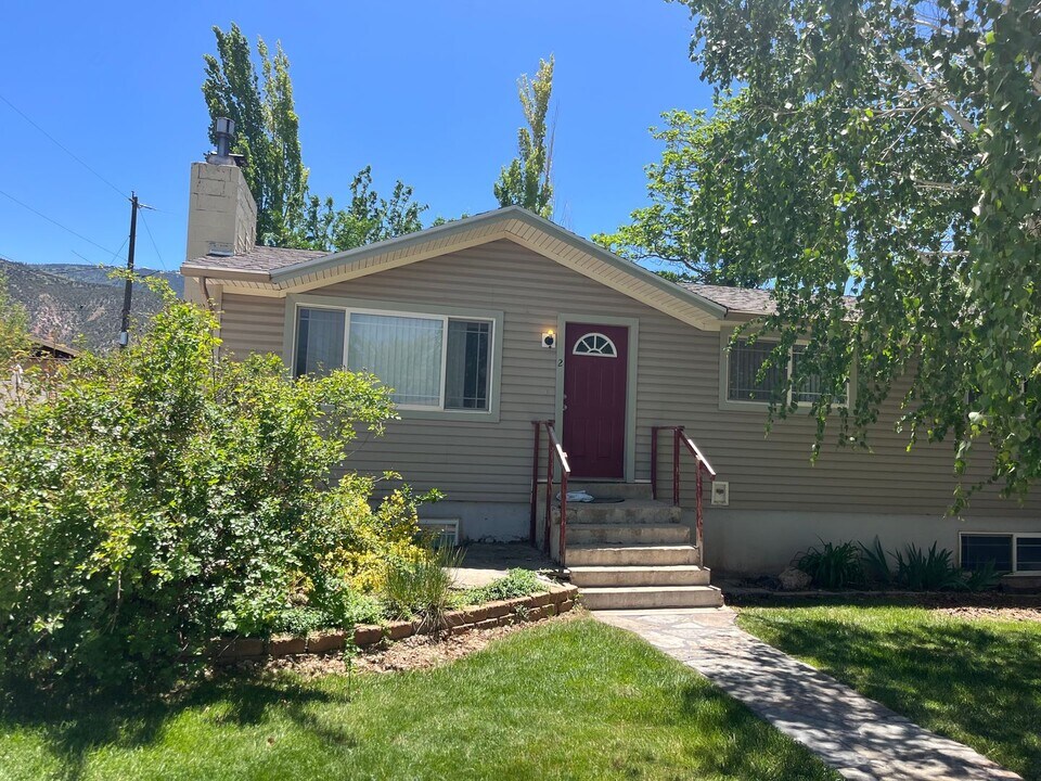 2 E Robbers Roost Rd in Cedar City, UT - Building Photo