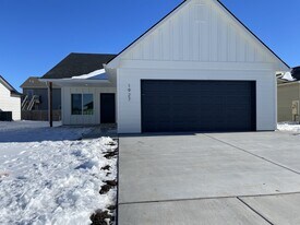 1927 Sutton Ct in Wichita, KS - Building Photo