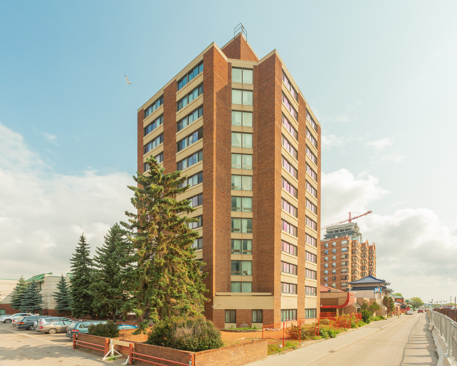 Chinese Elders Mansion in Edmonton, AB - Building Photo