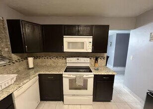 6931 SW 6th St in Pembroke Pines, FL - Building Photo - Building Photo