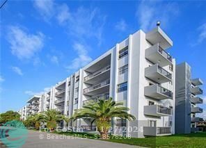 1301 NE 7th St in Hallandale Beach, FL - Foto de edificio - Building Photo