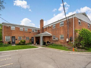 2717 W 13 Mile Rd in Royal Oak, MI - Building Photo - Building Photo