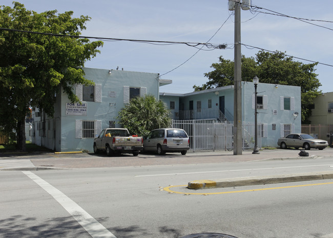 3395 Grand Ave in Miami, FL - Building Photo - Building Photo