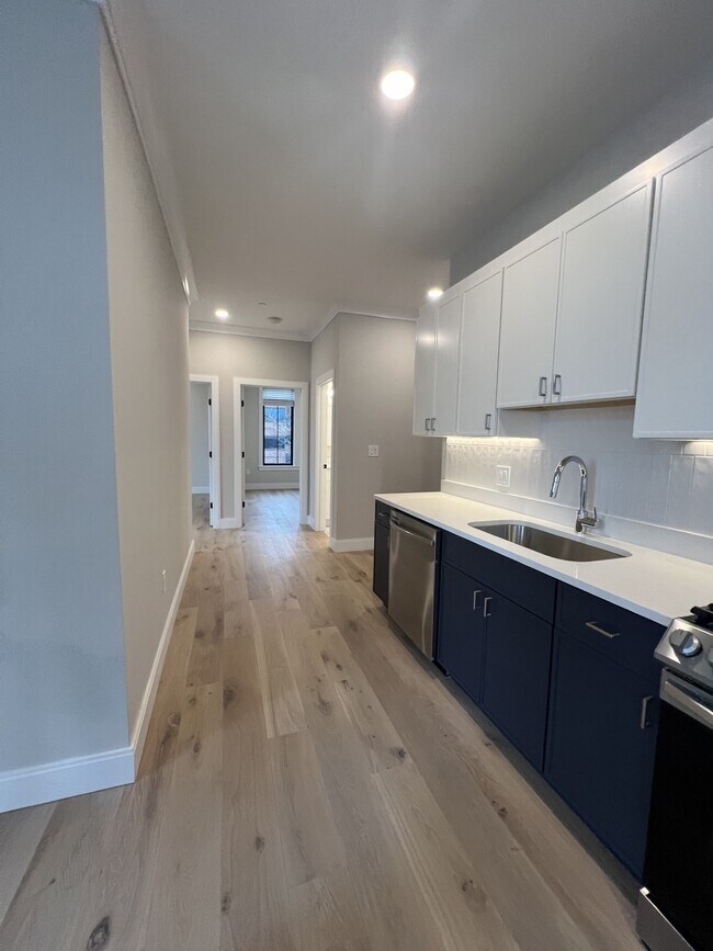 157 Everett St, Unit 1 in Boston, MA - Building Photo - Building Photo