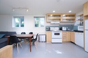 1540 Haro St in Vancouver, BC - Building Photo