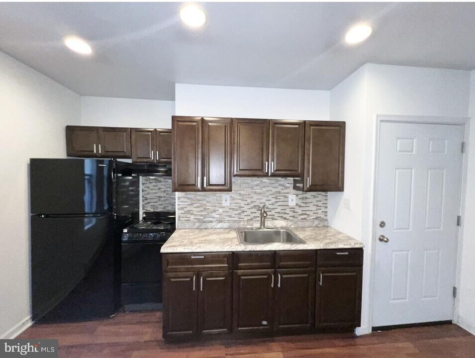 2106 E Chelten Ave in Philadelphia, PA - Building Photo