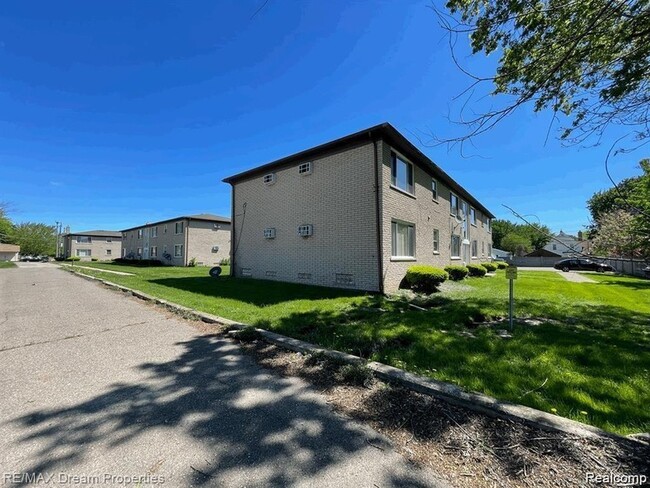 16480 E 9 Mile Rd, Unit 201 in Eastpointe, MI - Building Photo - Building Photo