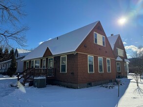 39 Elm St, Unit Rear Unit in Manchester, VT - Building Photo - Building Photo