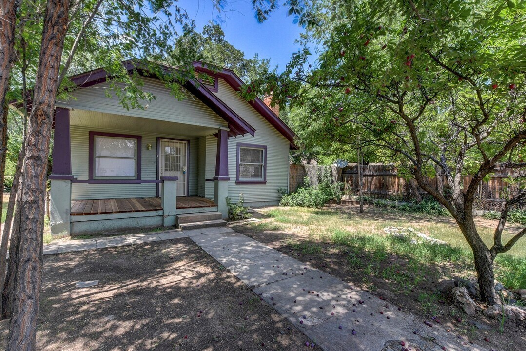 864 Valley St in Prescott, AZ - Building Photo