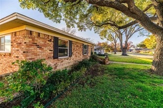 9936 Lakemere Dr in Dallas, TX - Building Photo - Building Photo