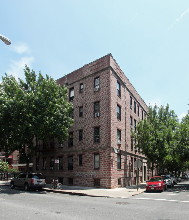 43-05 Forley St in Elmhurst, NY - Foto de edificio - Building Photo