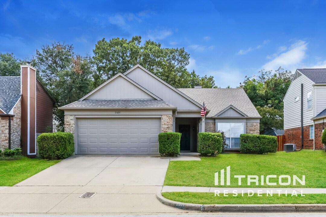 2601 Country Creek Ln in Fort Worth, TX - Building Photo