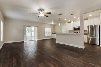 10611 Summer Azure Dr in Riverview, FL - Foto de edificio - Building Photo