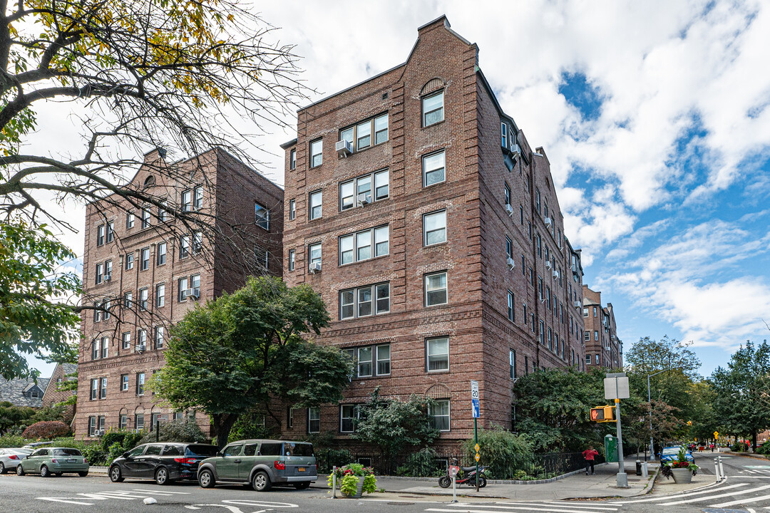 Saybrook in Jackson Heights, NY - Building Photo