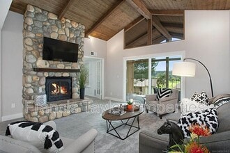 912 Knoll Vista Dr in San Marcos, CA - Building Photo - Building Photo