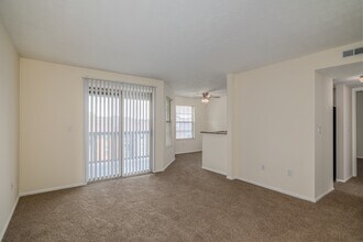 Hunt Club Apartments in Akron, OH - Building Photo - Building Photo