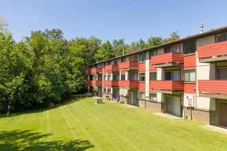 Applewood At The Cove Apartments in Kansas City, MO - Building Photo - Building Photo