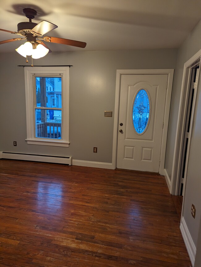 33 Pulver St, Unit 1st floor in Torrington, CT - Foto de edificio - Building Photo