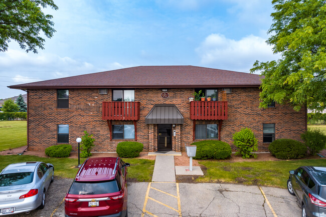 Fairway Apartments in Oshkosh, WI - Foto de edificio - Building Photo