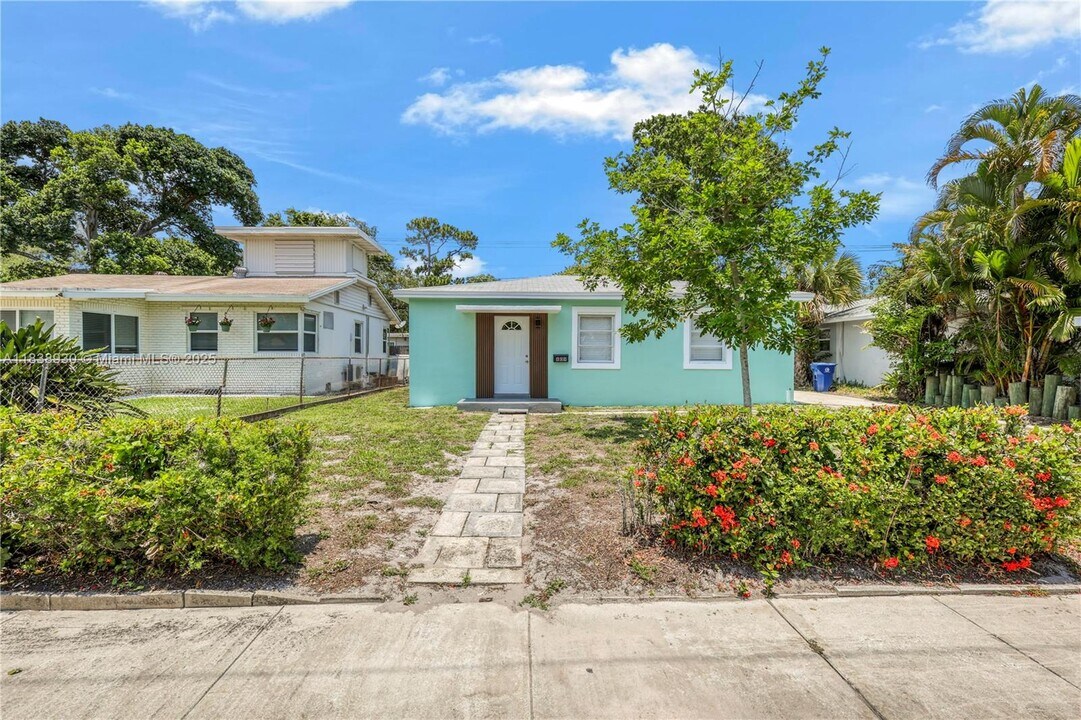 809 SW 17th St in Fort Lauderdale, FL - Building Photo