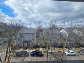 25 S Point Dr, Unit 404 in Boston, MA - Building Photo
