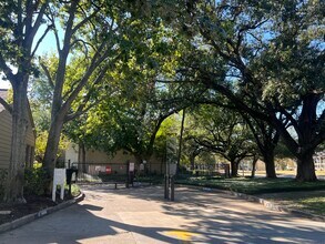 10047 Westpark Dr in Houston, TX - Foto de edificio - Building Photo