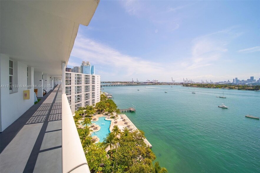 910 West Ave, Unit 1018 in Miami Beach, FL - Building Photo