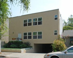 700 Huntley Dr in West Hollywood, CA - Building Photo