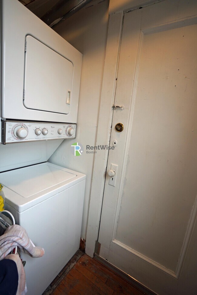 489 E Broadway, Unit 1 in Boston, MA - Building Photo - Building Photo