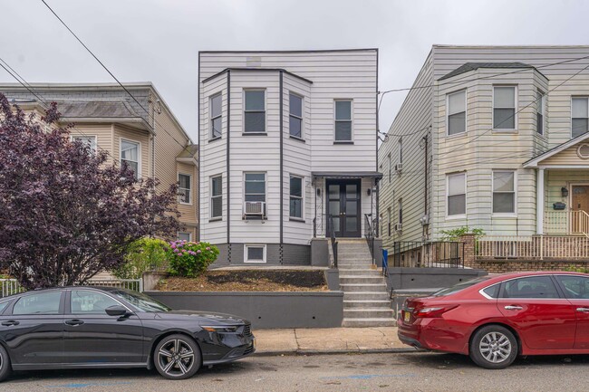 52 E 48th St in Bayonne, NJ - Foto de edificio - Building Photo