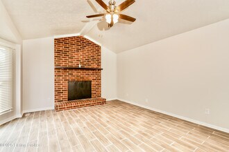 10302 Bayport Rd in Jeffersontown, KY - Foto de edificio - Building Photo