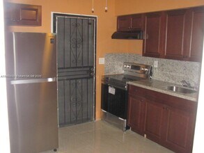 311 NE 57th St in Miami, FL - Foto de edificio - Building Photo