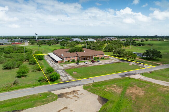 Golden Plaza Apartments in Cuero, TX - Building Photo - Building Photo