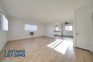 6927 Whitsett Ave in North Hollywood, CA - Building Photo