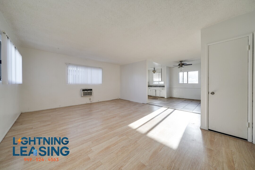 6927 Whitsett Ave in North Hollywood, CA - Building Photo