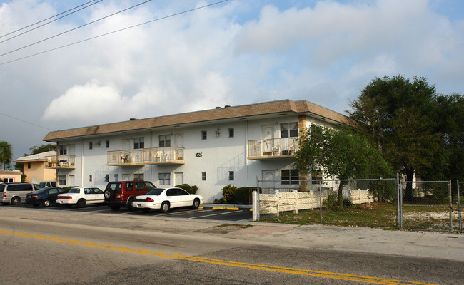 1825 Johnson St in Hollywood, FL - Building Photo - Building Photo