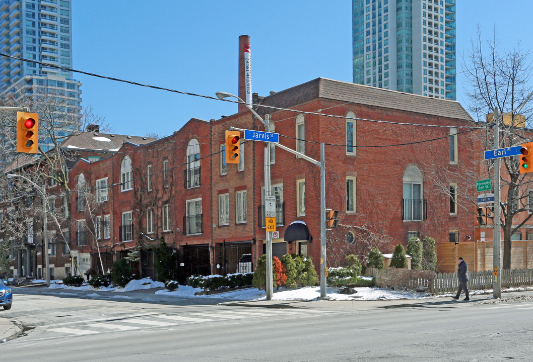 101-117 Earl St in Toronto, ON - Building Photo