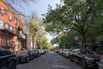 165 Rodney St in Brooklyn, NY - Foto de edificio - Building Photo