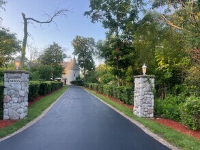 14935 W Old School Rd in Libertyville, IL - Foto de edificio - Building Photo