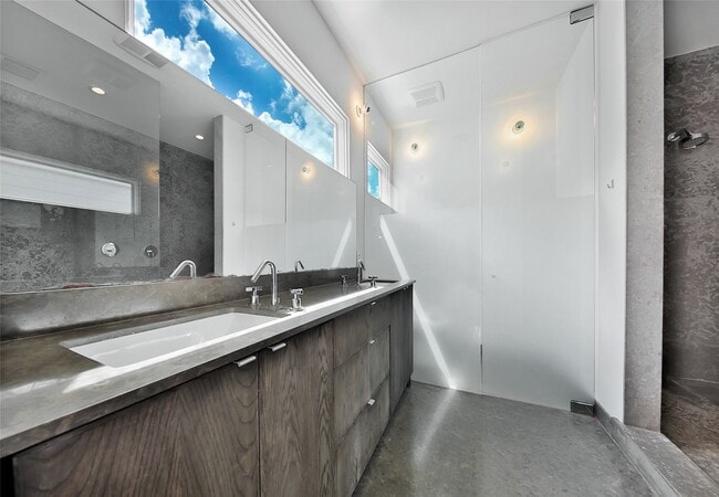 property at 226 W 25th St