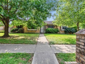 4002 Thistledown Dr in Pasadena, TX - Building Photo