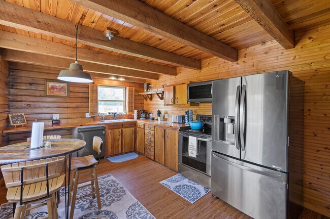 9812 Creek Bank Dr in Youngstown, FL - Foto de edificio - Building Photo